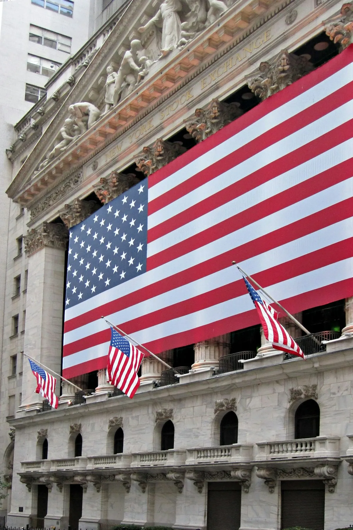 American flag on a government building symbolizing federal monetary policy and its impact on gold markets